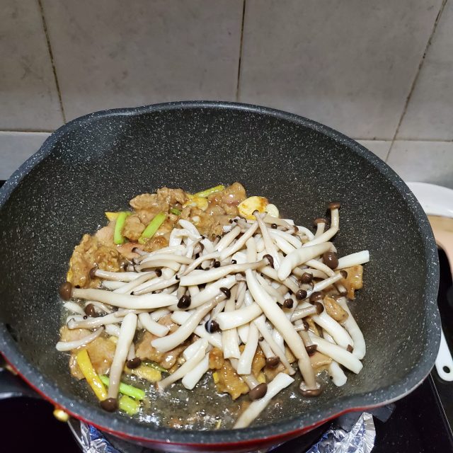 鸭胸肉炒蟹味菇,肉质滑嫩,菌菇爽口