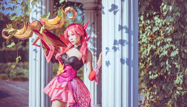 王者荣耀孙尚香蔷薇恋人cos,来发子弹吗召唤师?