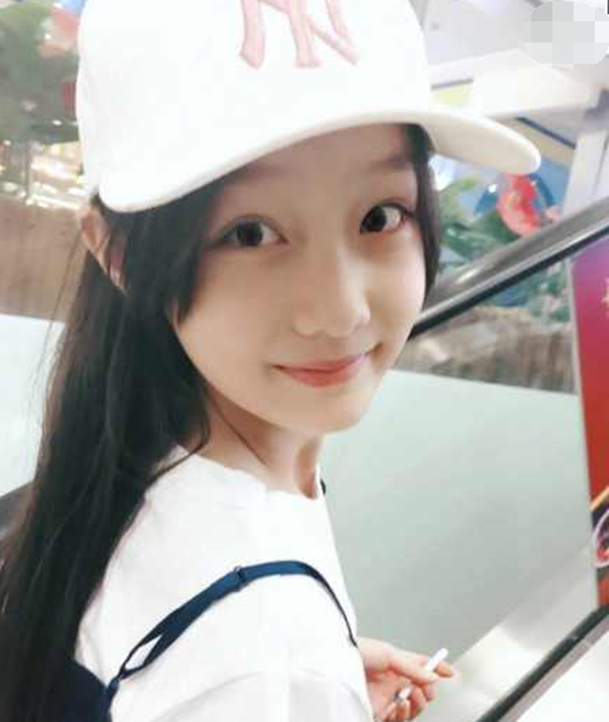 纪姿含还在《虎妈猫爸》里与赵薇佟大为搭档过,饰演他们的女儿茜茜,她