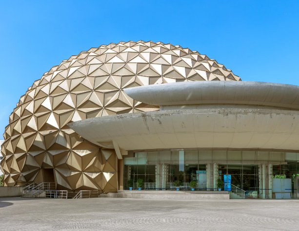 上海马戏城素有"中国马戏第一城"的美誉,位于大宁商圈及大宁灵石公园