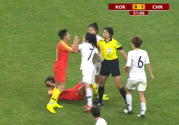 韩国球员踢倒王霜引发大规模冲突,大姐大李影出头一人对抗3人