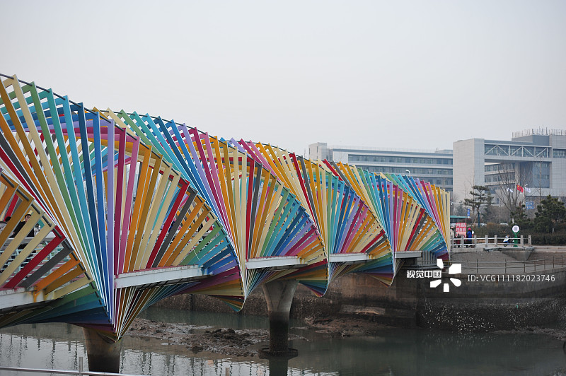 桥",色彩绚丽的桥身五颜六色,从哪一头看,都像一道道彩虹飘落在海上