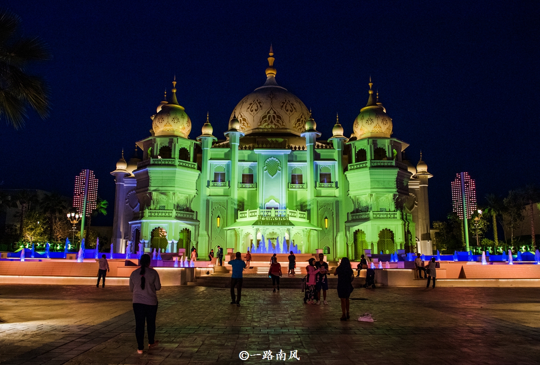 在宝莱坞乐园,随处可以听到欢快的印度歌曲,以及随音乐扭动肢体的印度