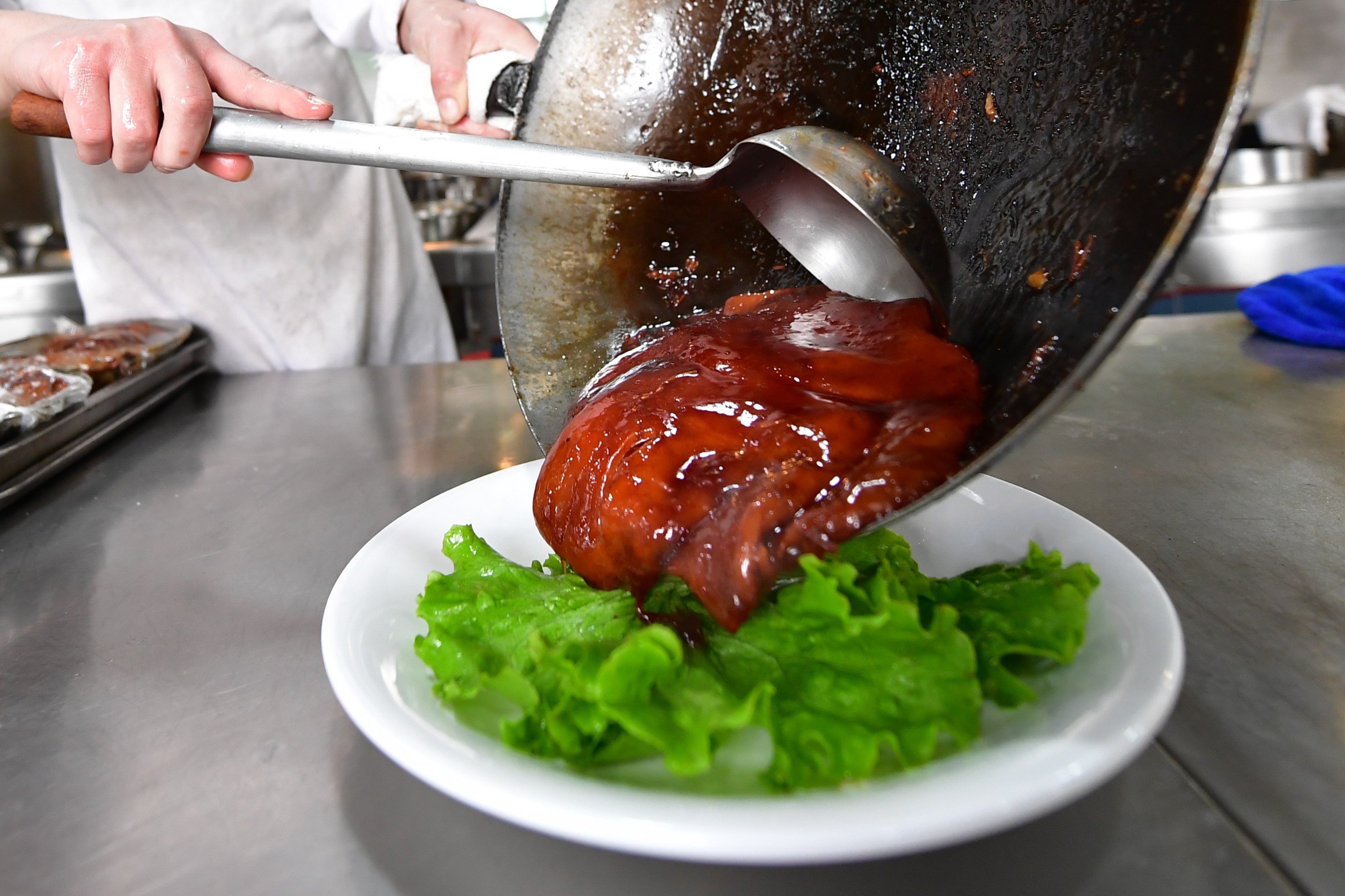 (社会)(5)唐山"煨肘子"飘香寒冬