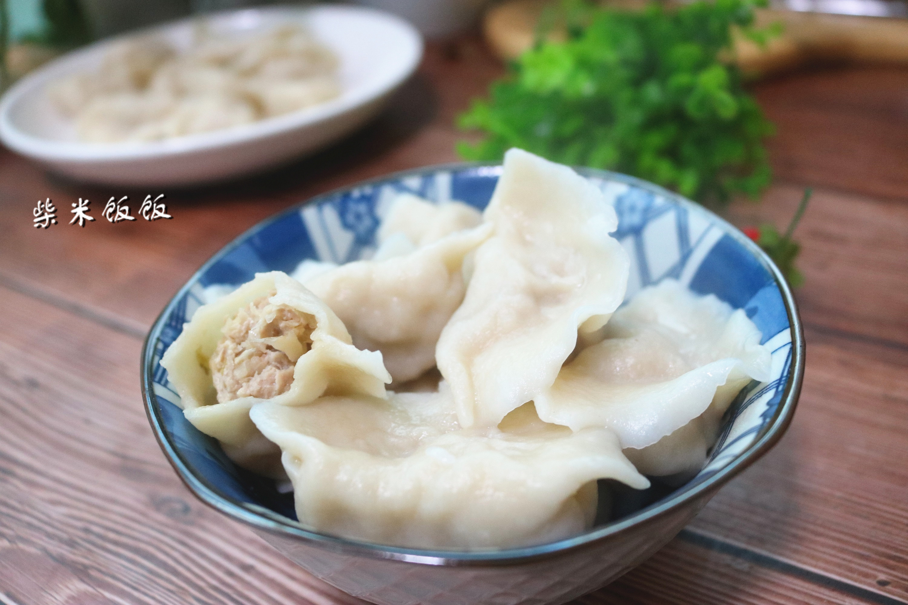 今天给大家推荐一款猪肉酸菜馅的饺子,酸菜选用的是东北的大白菜酸菜.