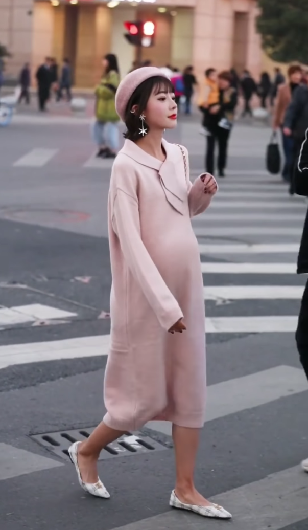 街拍:妹子像一个街上的小精灵,我还是第一见到这么漂亮的孕妇