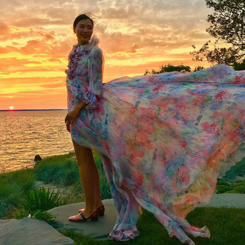 邓文迪出游晒海边落日合影 穿深v碎花吊带容光焕发