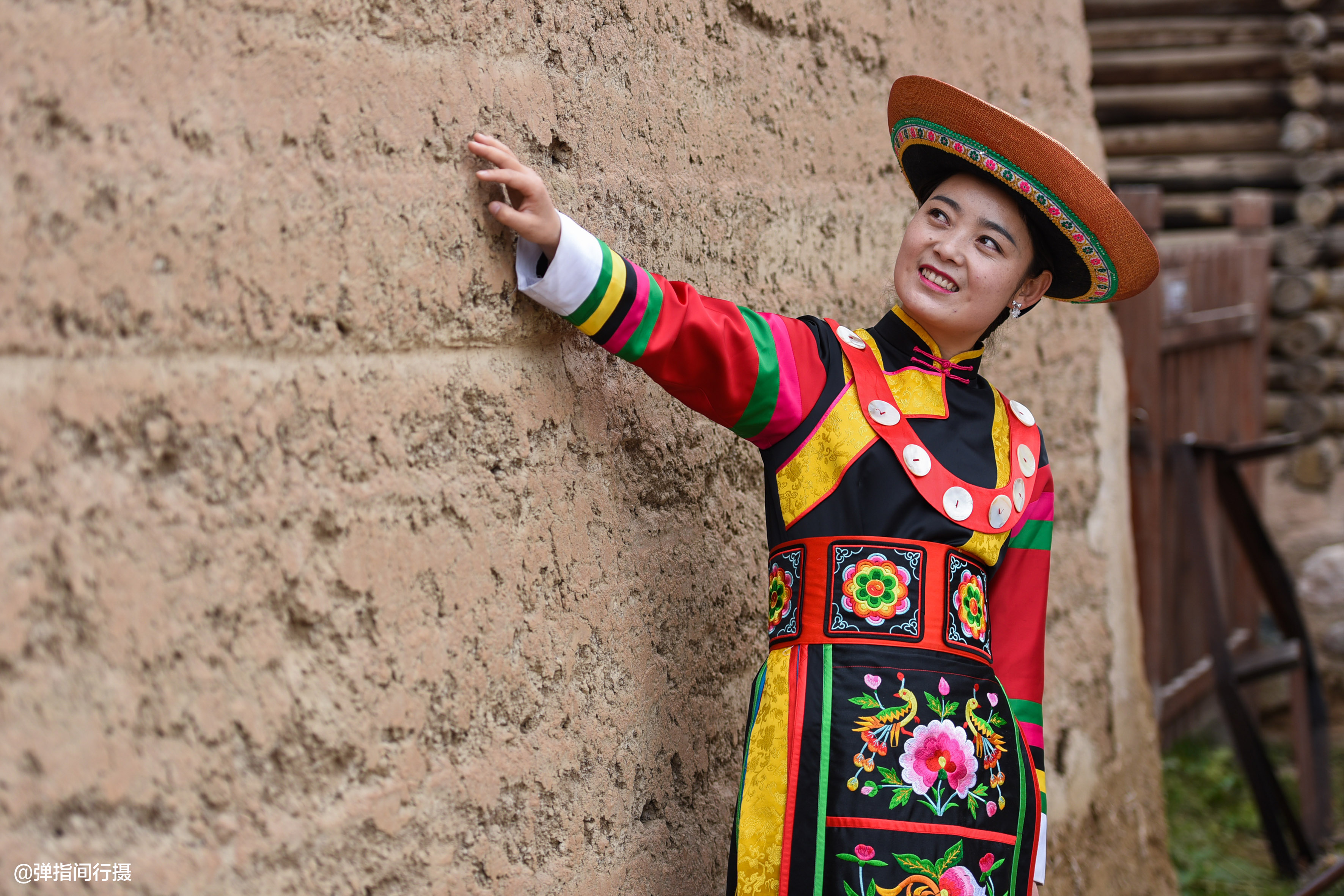 探秘青藏高原上的"美人窝",土族姑娘个个身材高挑,肤白貌美