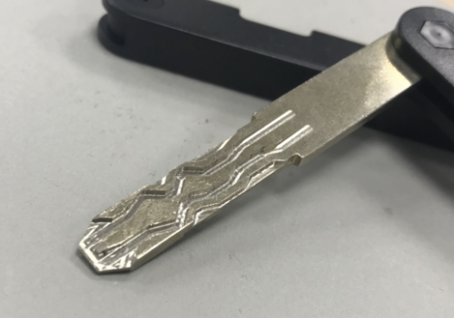 采用的c级锁钥匙,其形状钥匙为平板型,单面或双面有两排凹形加s形匙槽