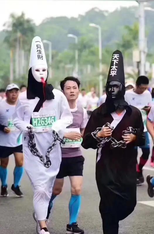 黑白无常,这一对选手的装扮绝对亮眼.