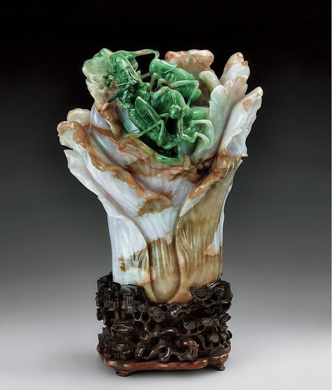 天津博物馆藏翡翠蝈蝈白菜,翠料本身天然具有白,绿,黄三种颜色,逼真地