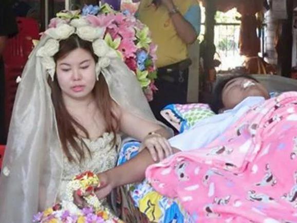 葬礼上的一场"特殊"婚礼,新娘不离不弃,让人落泪