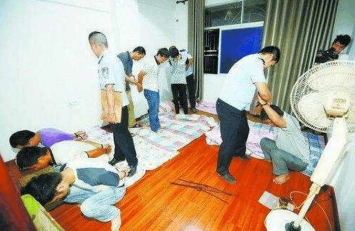 传销窝点里男女们混睡一屋关系开放混乱!民警一开门倒吸一口气