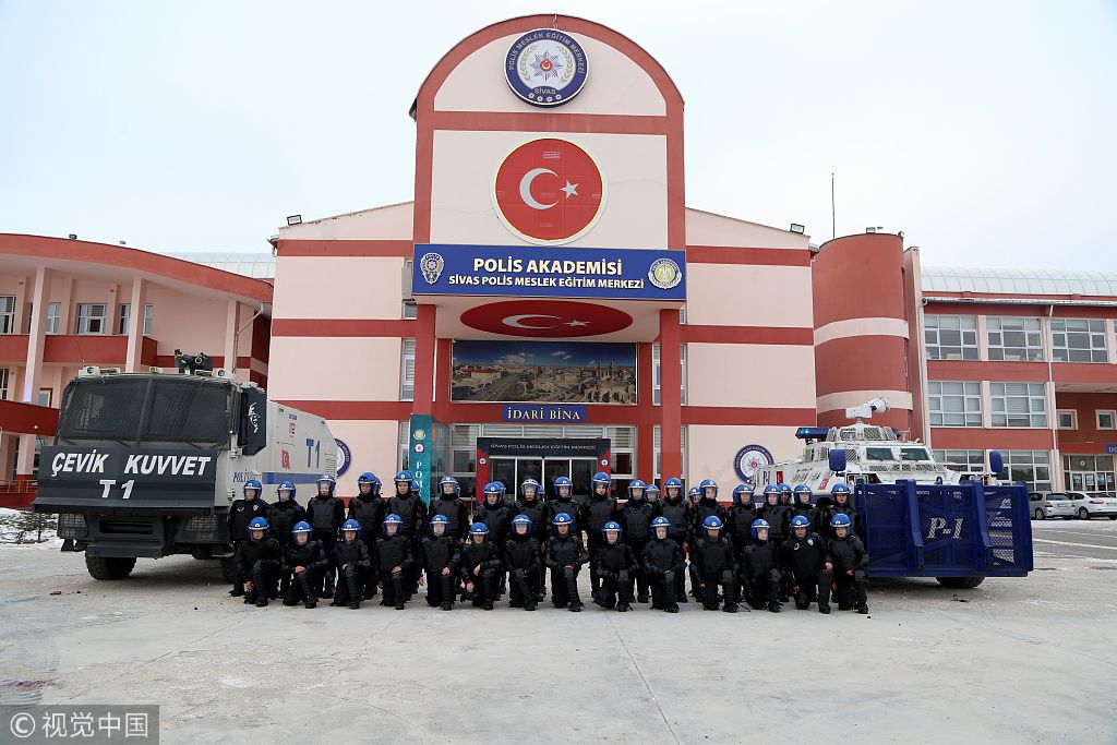 成功完成训练的阿富汗女警察学员将在本国开始上岗.