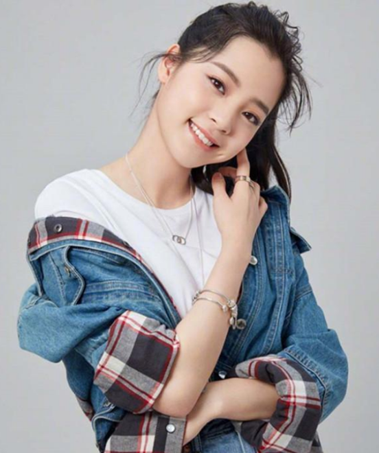 欧阳娜娜少女感太强了,穿西装都盖不住,网友:给这嫩脸