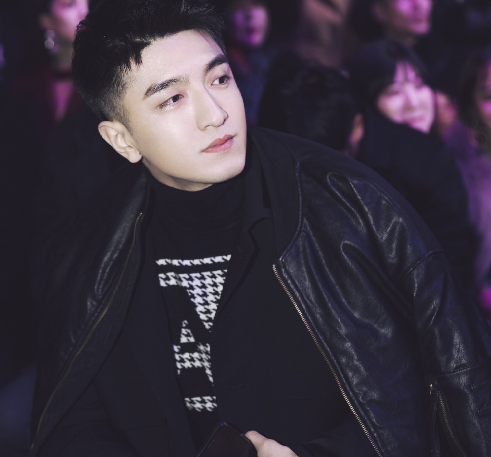 金瀚黑色高领毛衣搭配笔挺西装,儒雅帅气成熟绅士,妥妥的男神瀚