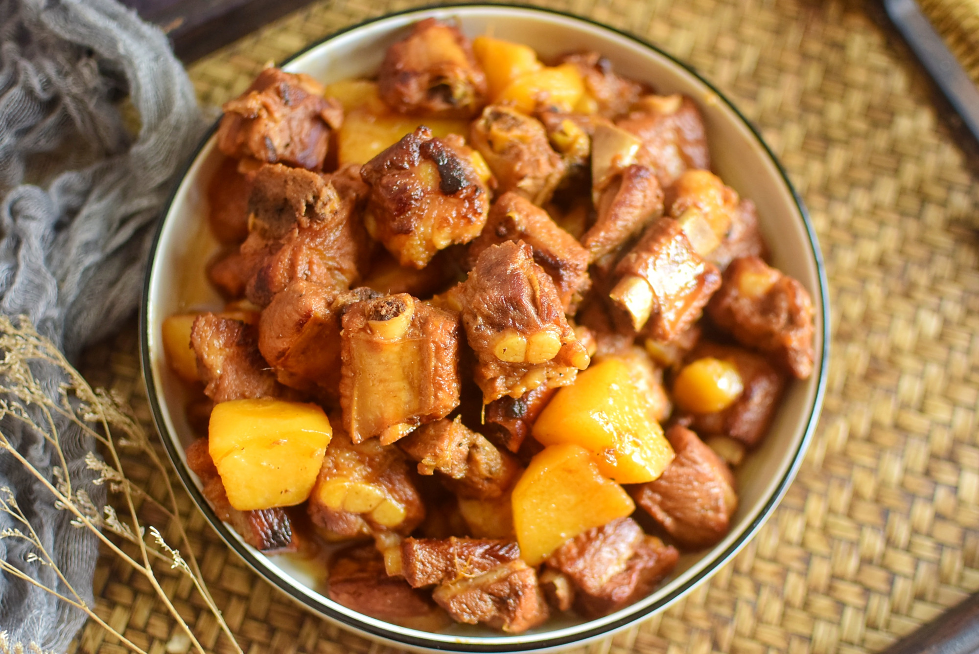 中秋家宴必做的土豆烧排骨,满屋飘香,色泽诱人,我只用了这2招