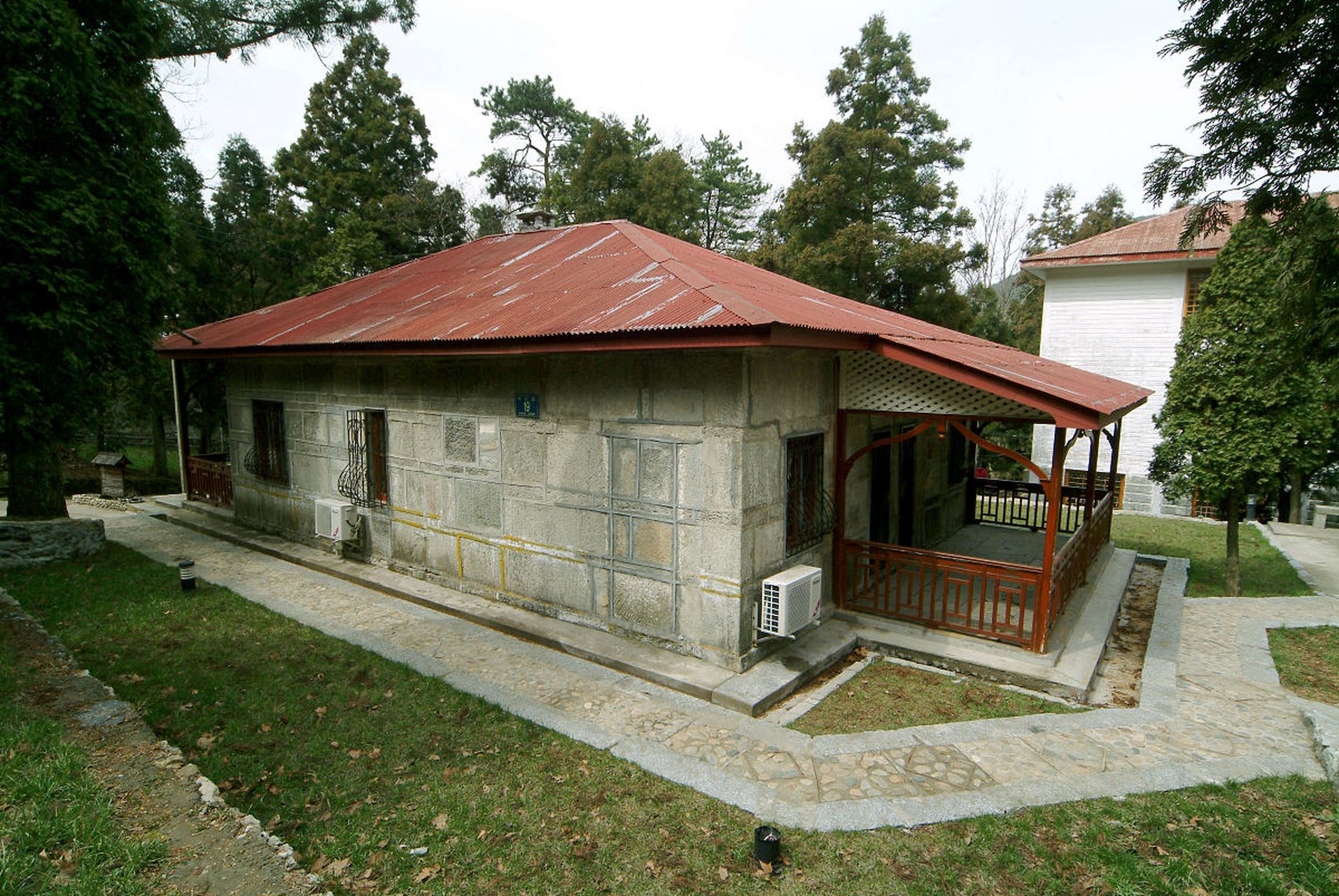 在四十年前,母亲的左腿内侧出现了一个巨大的溃疡,由于没有足够的经济