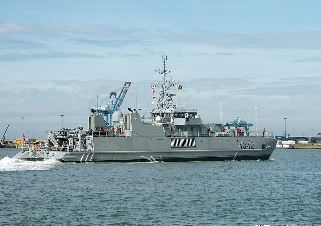 (6)侧壁式气垫船比单体船有更好的操纵性.