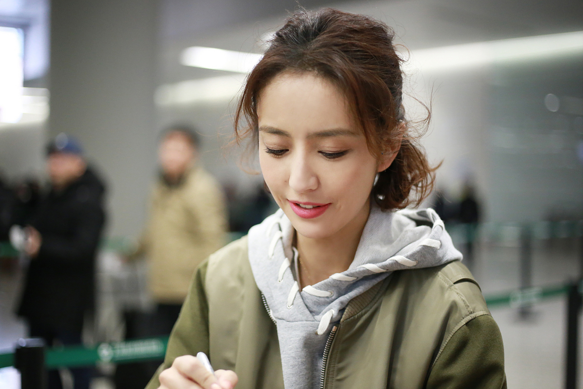 在电视剧《爱的厘米》中,佟丽娅饰演才华横溢的航空公司机长关雨晴.