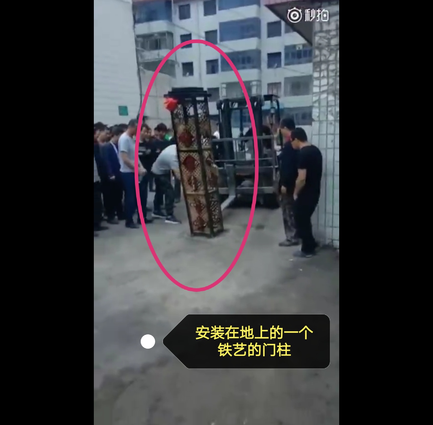 看热闹有风险,男子围观叉车拆门柱被突然倒下的门柱砸中脑门