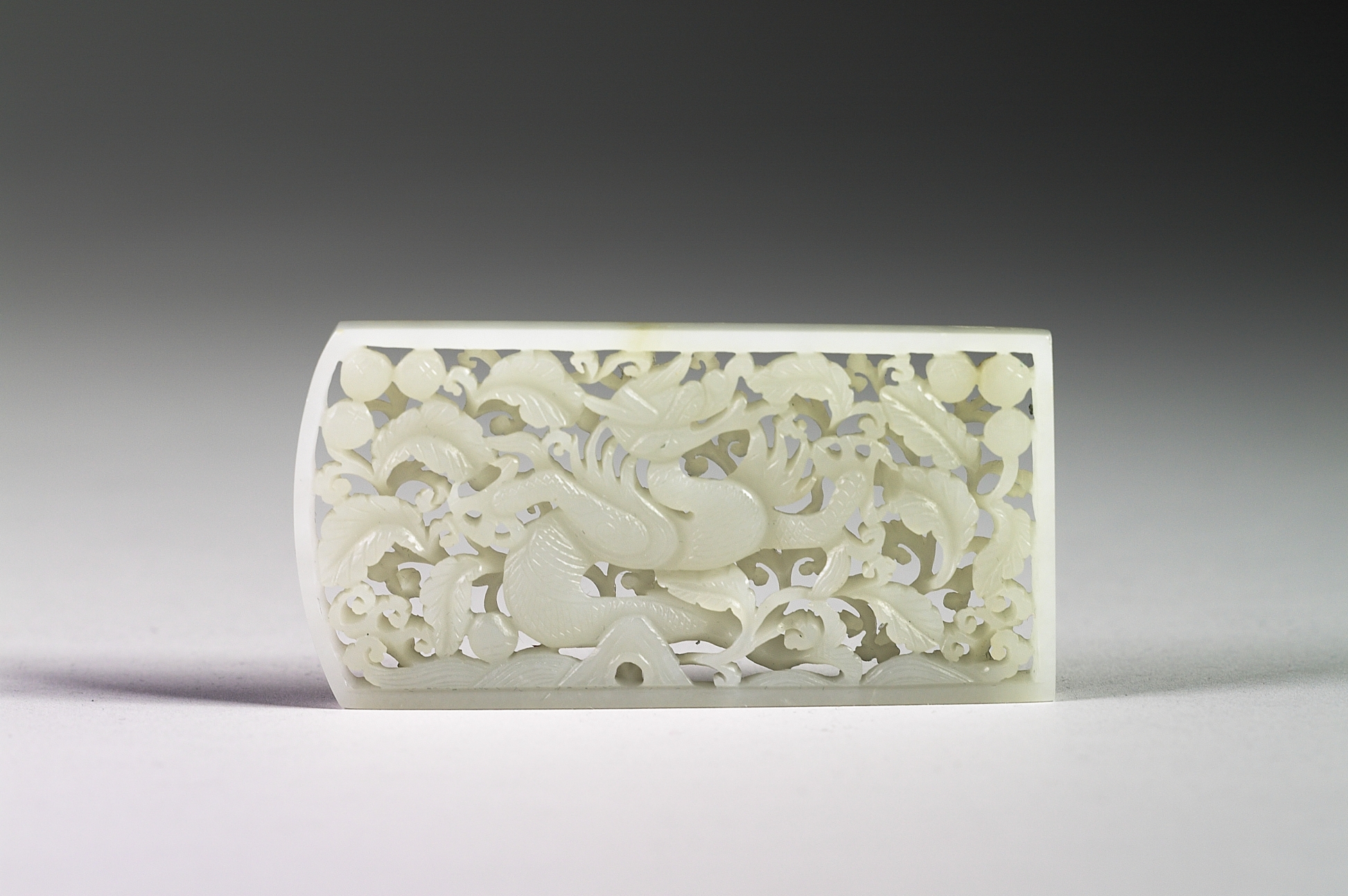 在中国古代封建社会,玉带饰集实用功能,装饰功能,礼仪功能于一体.