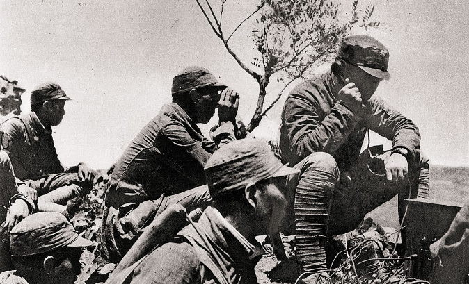 师长命令扔30可手榴弹炸桥,士兵突然大喊:看,鬼子在水里