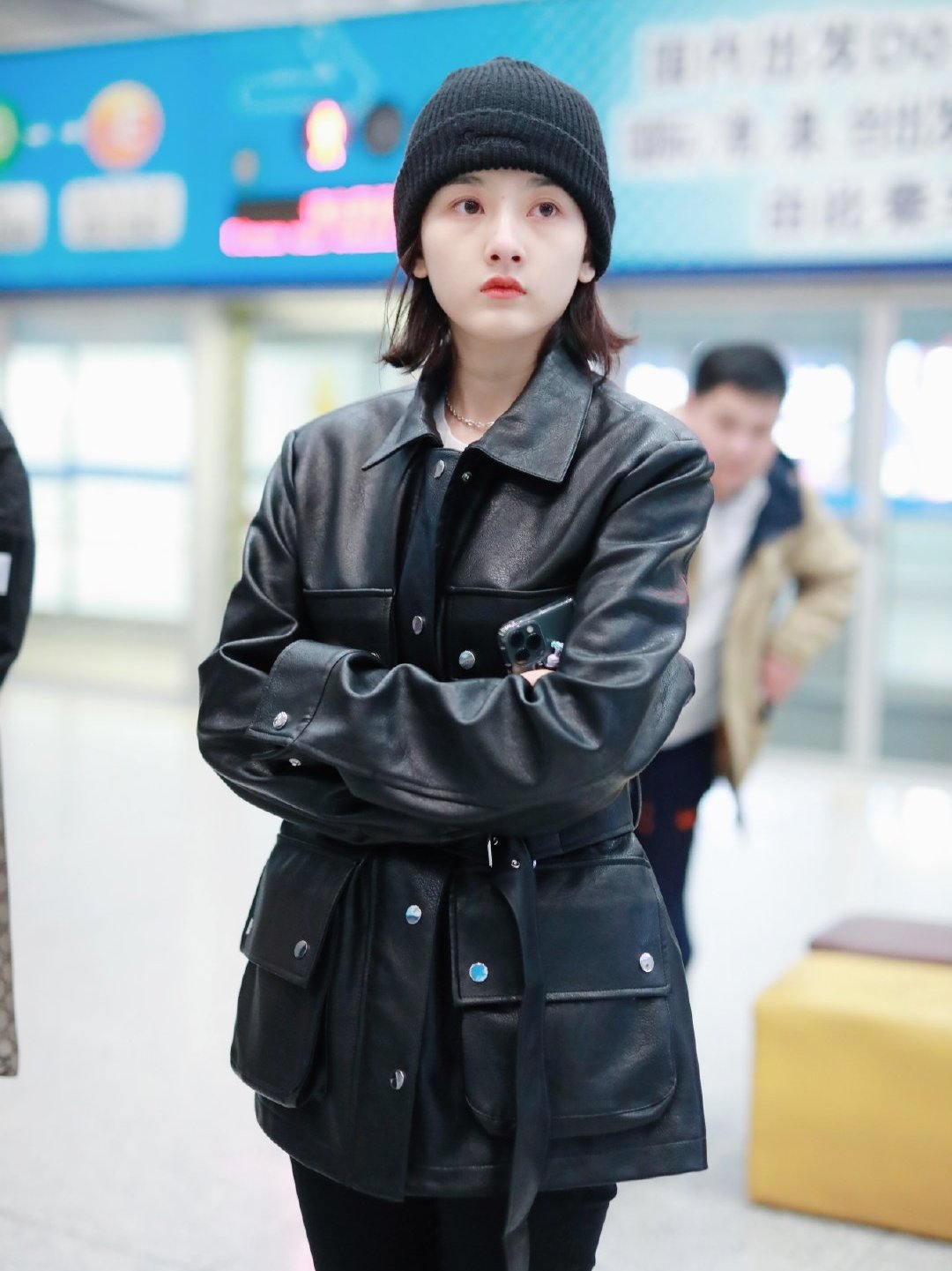 程潇宋祖儿同为21岁,同是皮衣搭配毛线帽造型,到底谁更有范?