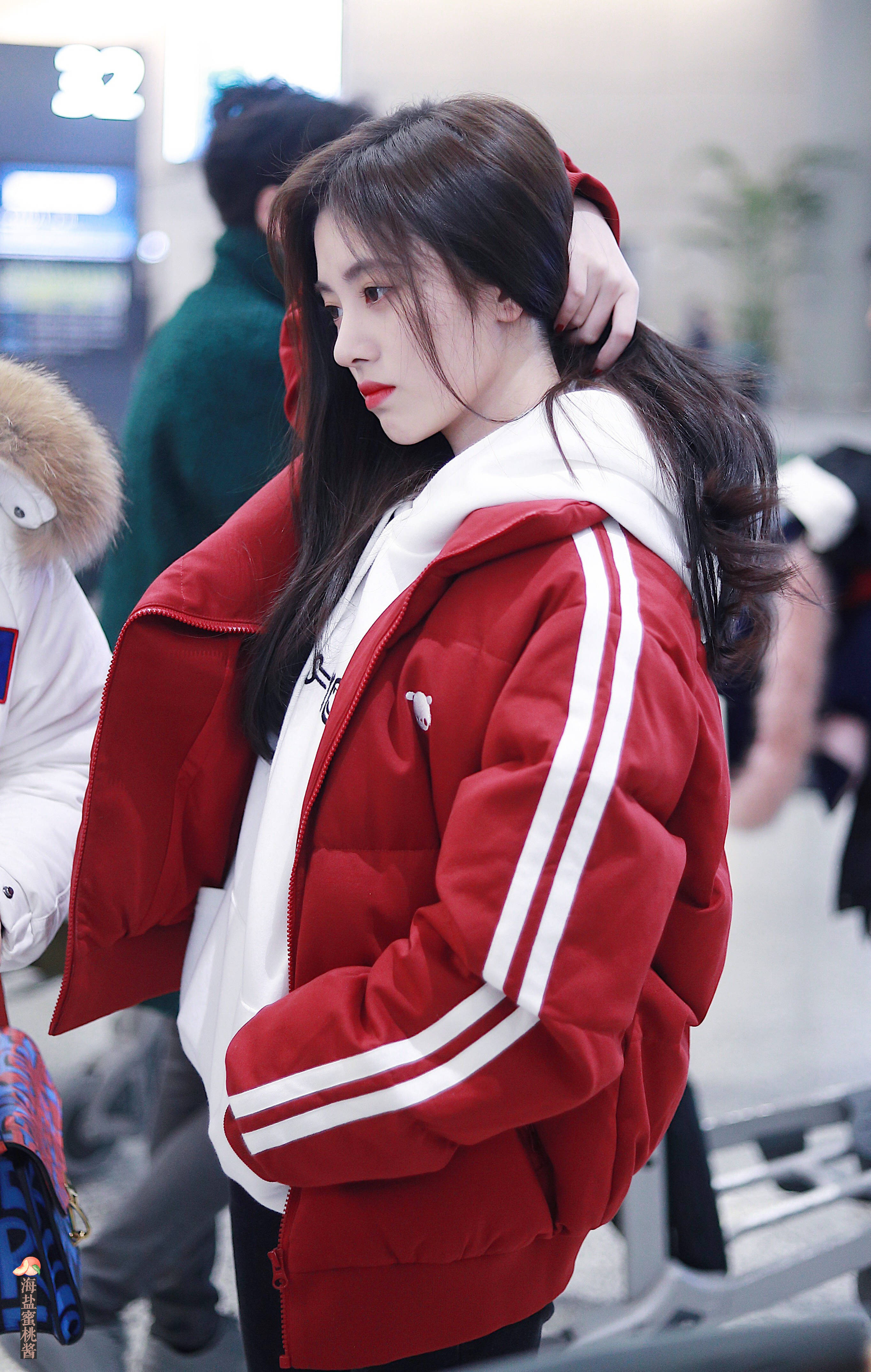 鞠婧祎穿红色羽绒服内搭白色卫衣现身机场,皮肤白皙,笑容甜美.
