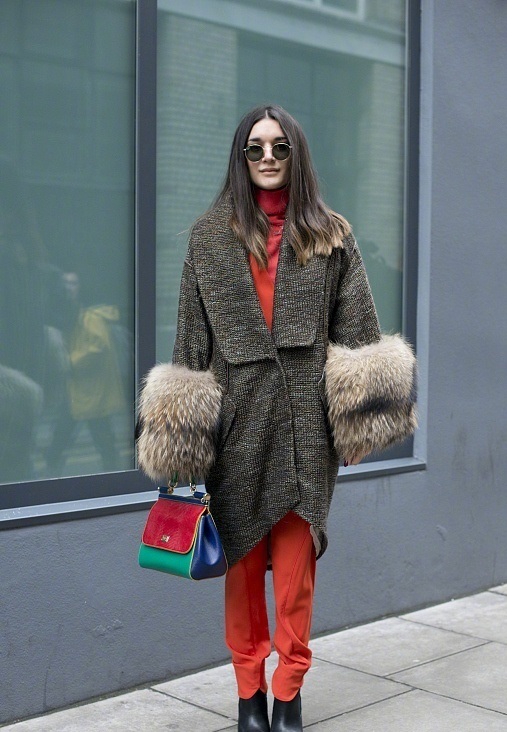 还在穿着早已过时的暴发户皮草?今年都流行这种款式了