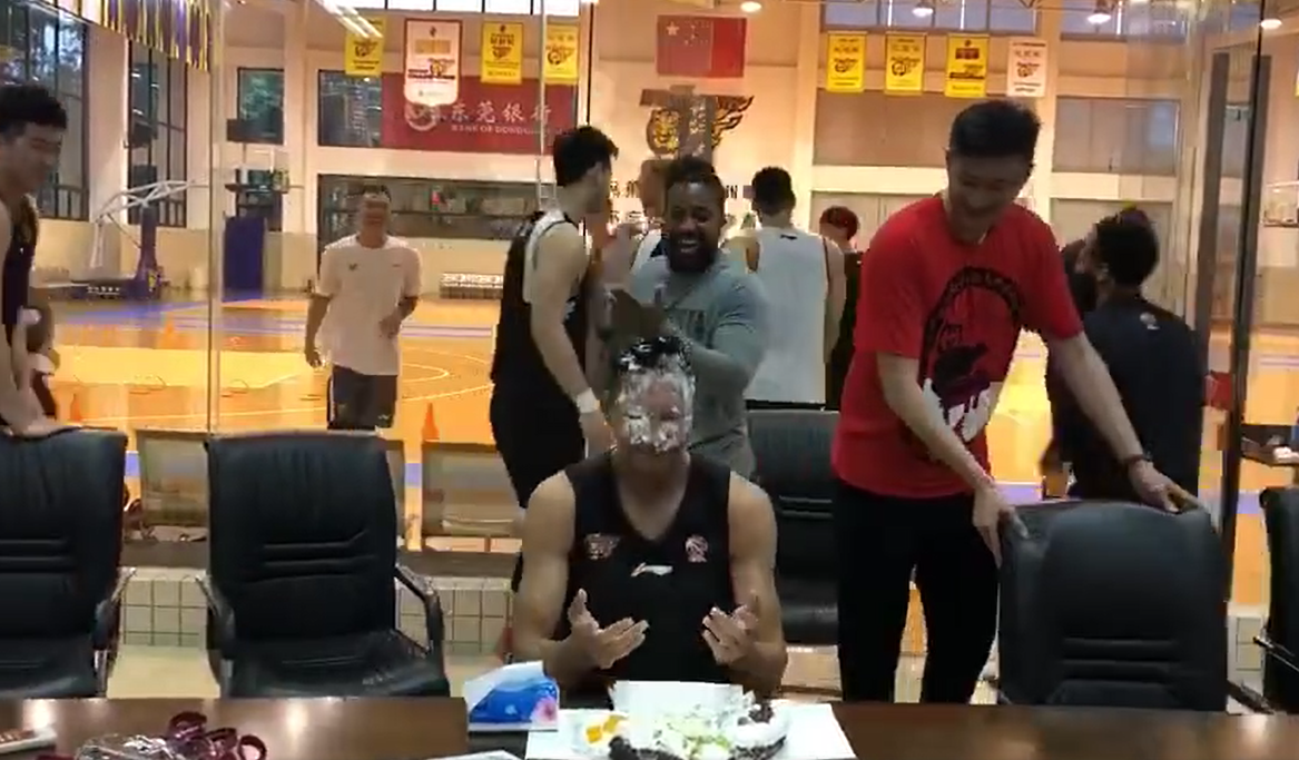 赵睿兑现诺言,阿联生日遭拍蛋糕,宏远氛围