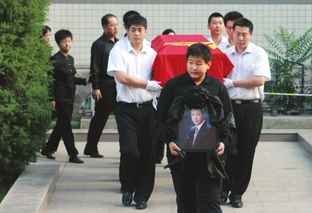 "央视一哥"罗京去世9年,墓地青松环绕,墓碑的小细节让人泪目