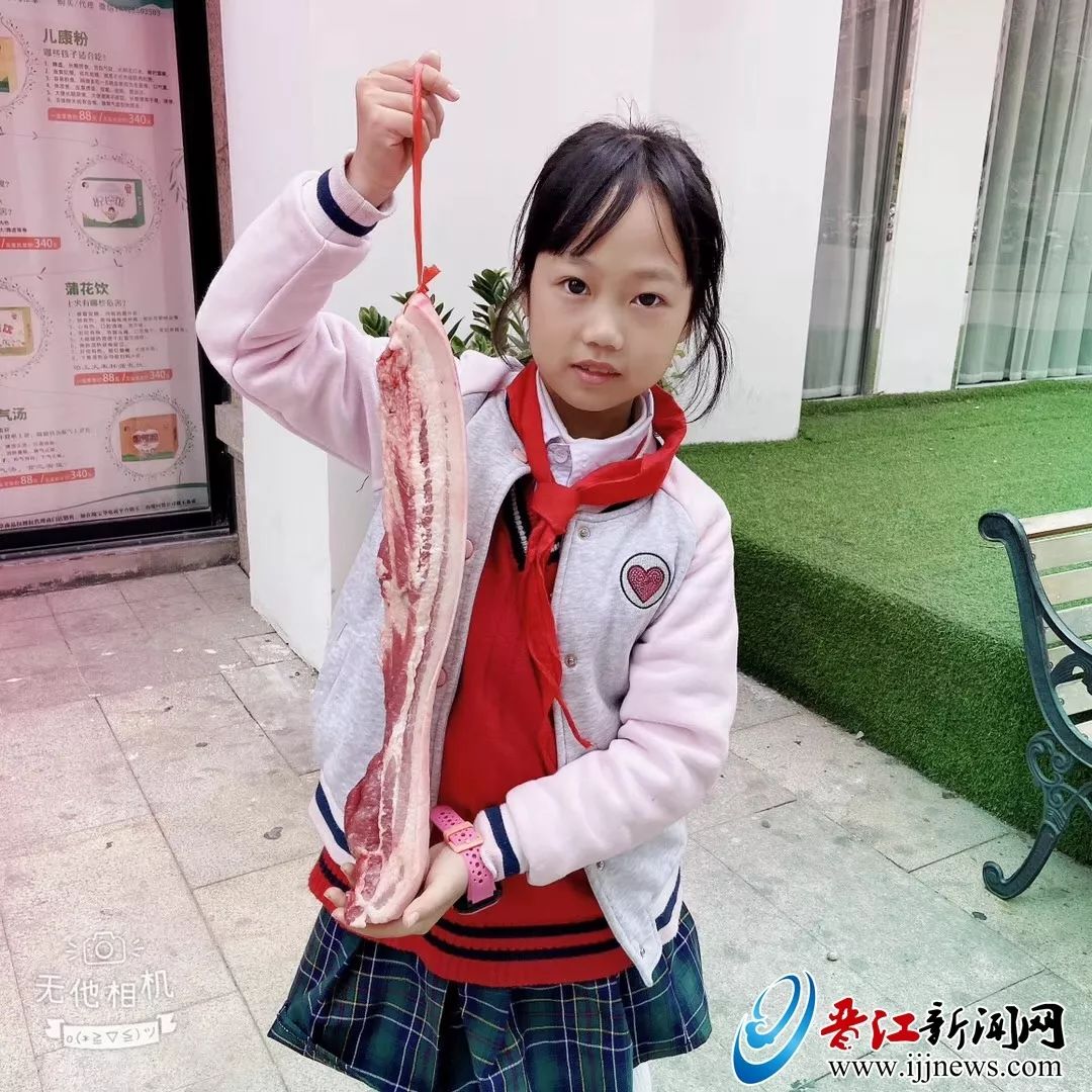 凭实力吃肉!放寒假,晋江有学生提回一串猪肉