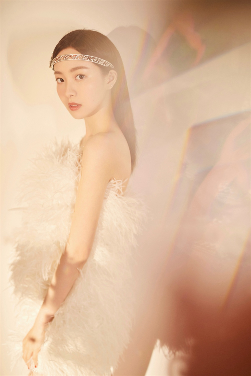 赵尧柯甜美写真,身穿白色羽毛裙灵动飘逸,精致优雅,如画中仙女