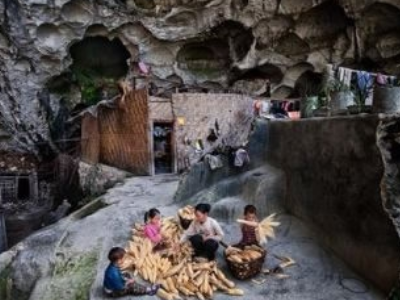 悬崖上的村庄贵州水城县营盘乡红德村,村民出行往往先从村子这边下到