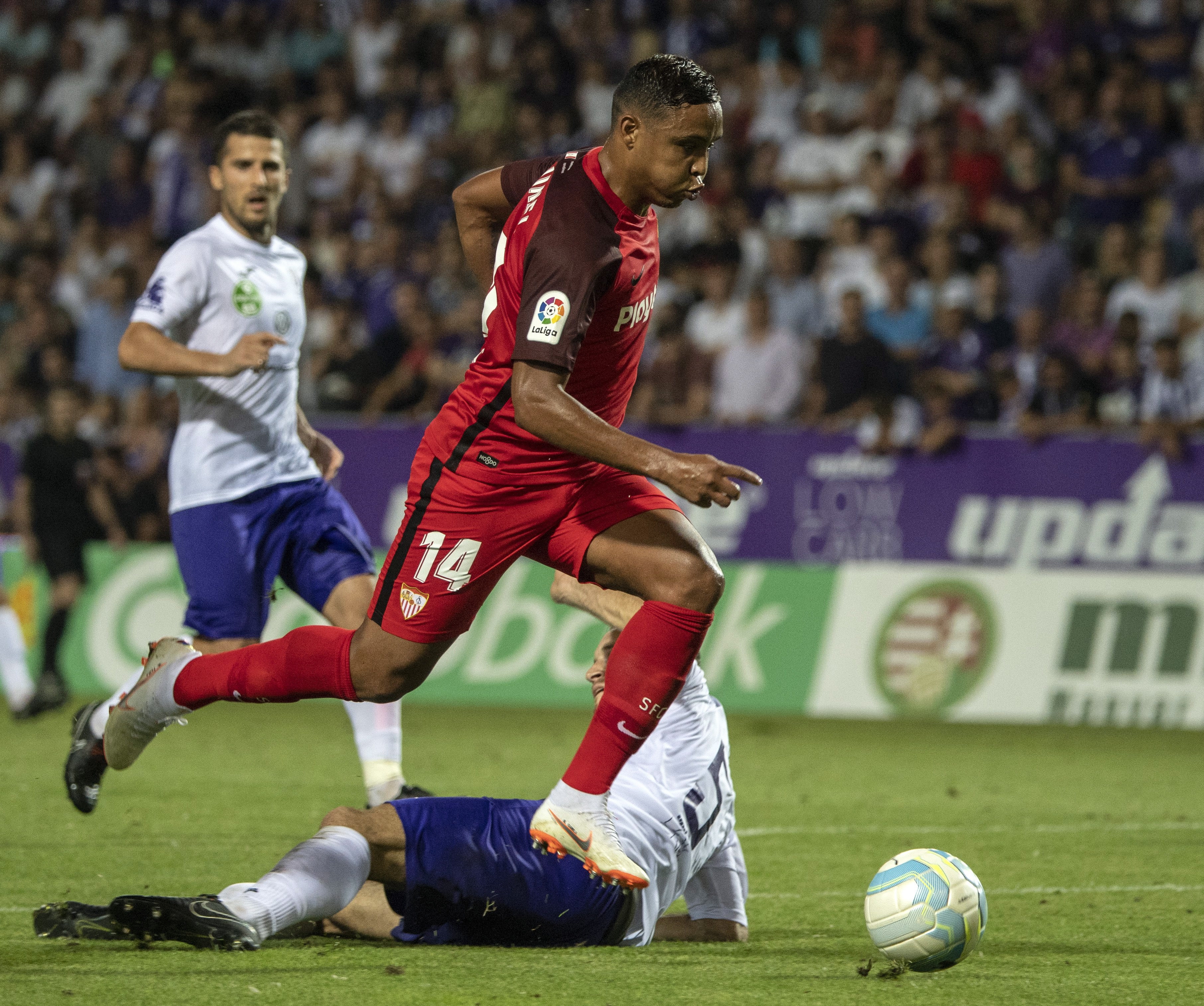 足球——欧罗巴联赛资格赛:塞维利亚晋级(2)