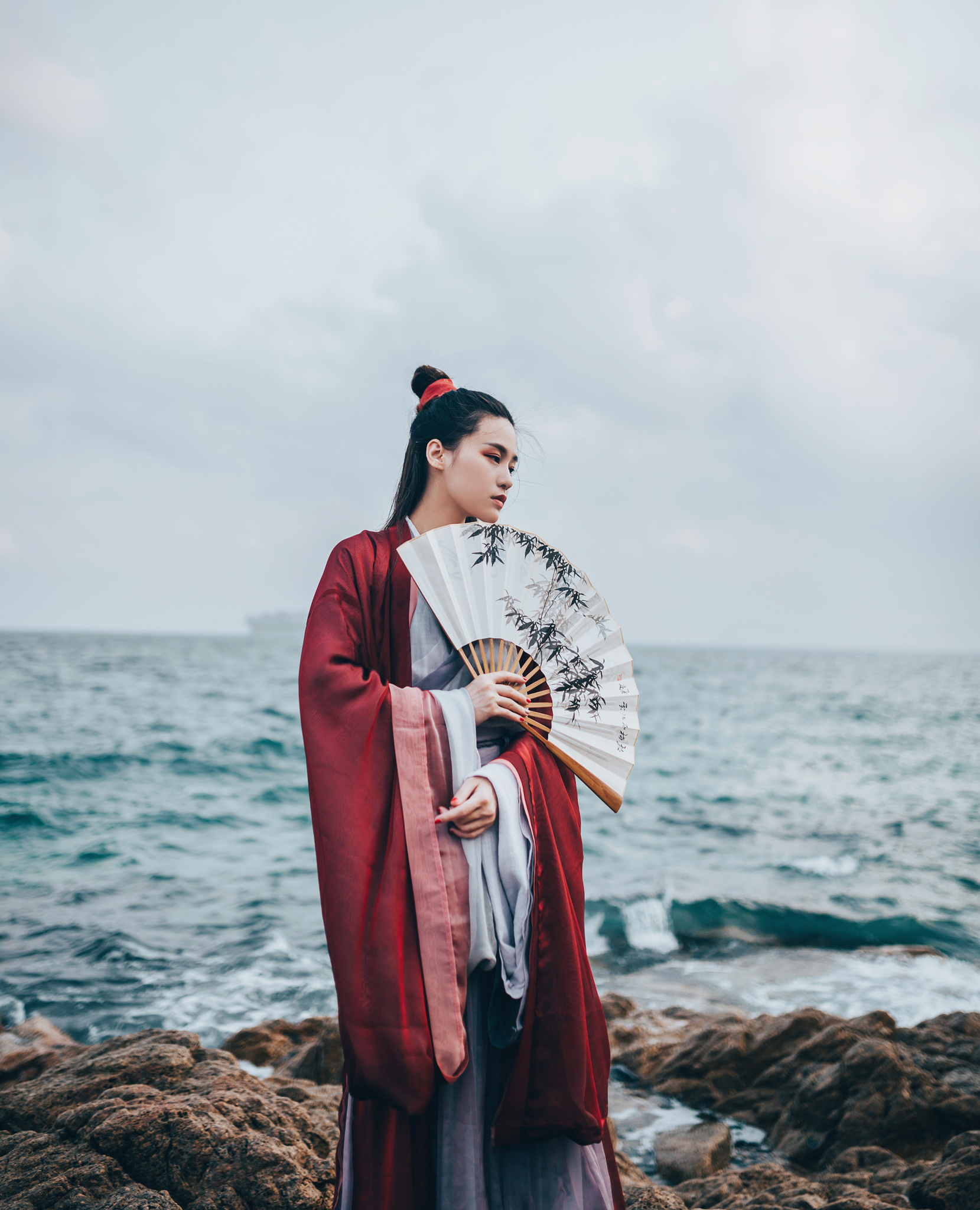 古风摄影:红衣观沧海,斜倚云端千壶掩寂寞!