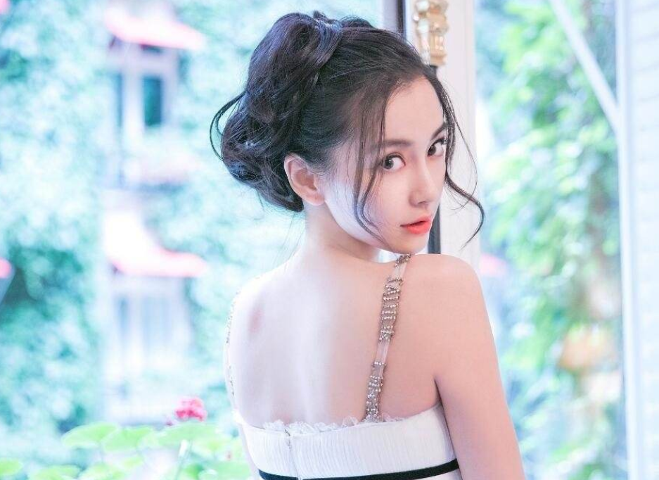 杨颖在《新舞林大会》大秀街舞,腹肌抢镜,表情却一言难尽