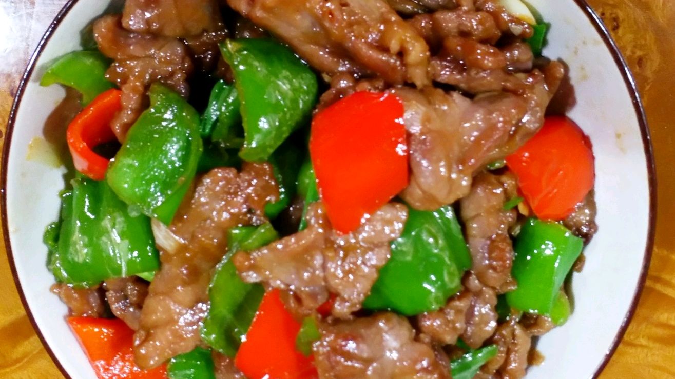 青椒炒牛肉色泽艳丽,肉质细腻滑嫩,口感非常好