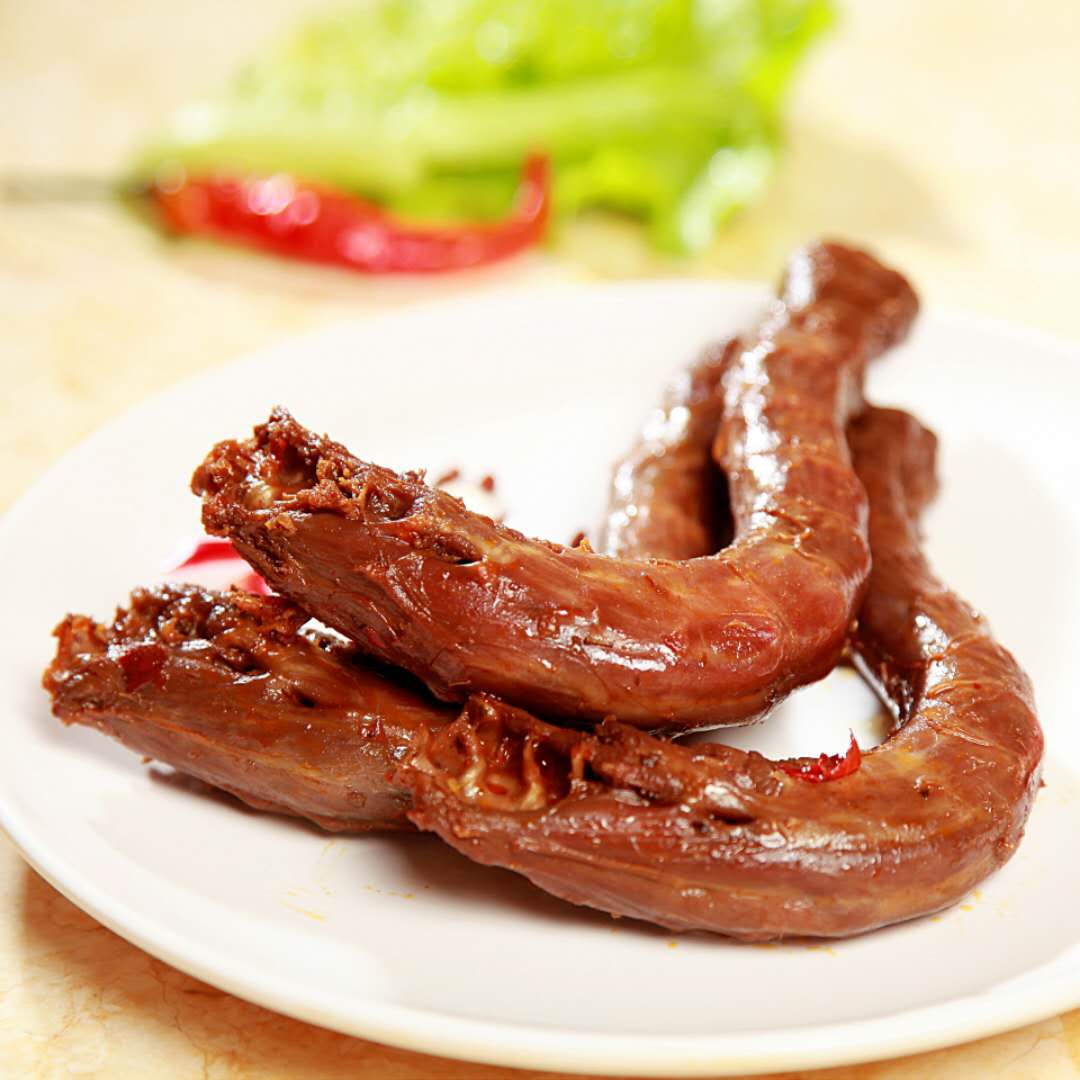 小零食是大家都喜欢的,介绍一下大家都喜欢吃的鸭脖子的做法