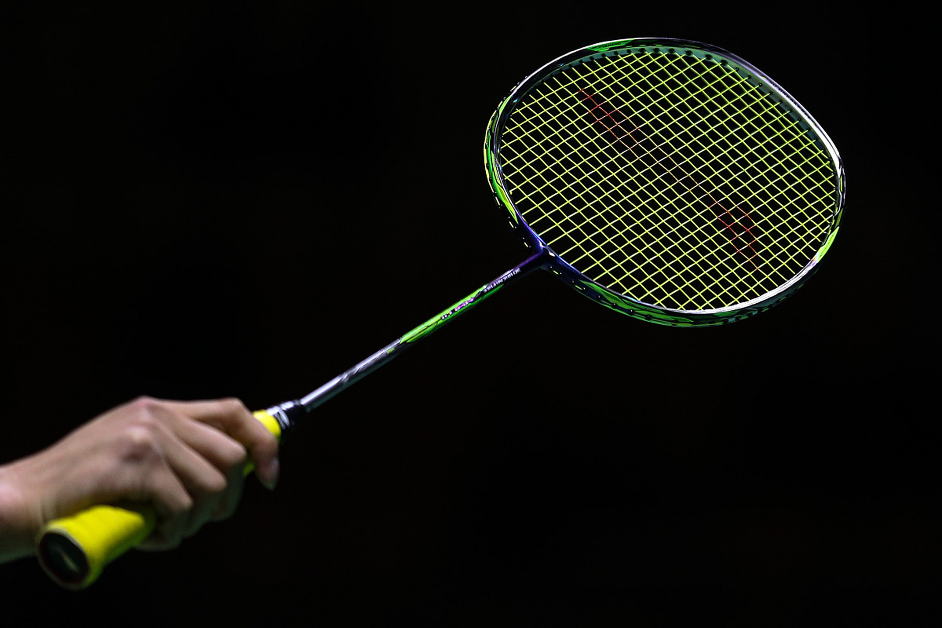 羽毛球苍蝇拍握法,掌控力度与旋转!食指中指并拢,无名小指向外环绕.