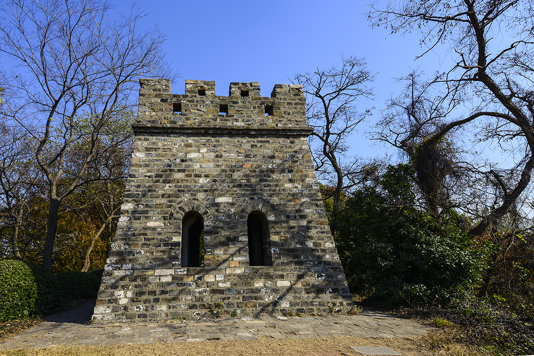 江苏一处古文化遗迹,有"东吴第一军事要塞"之称,是南京的别称
