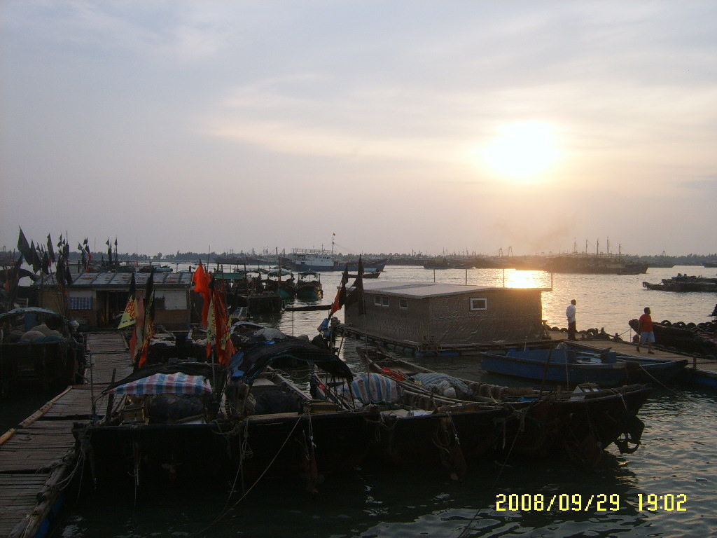夕阳渐下,大部分渔船已泊岸边,人们在忙碌完一天后,准备回家与亲人