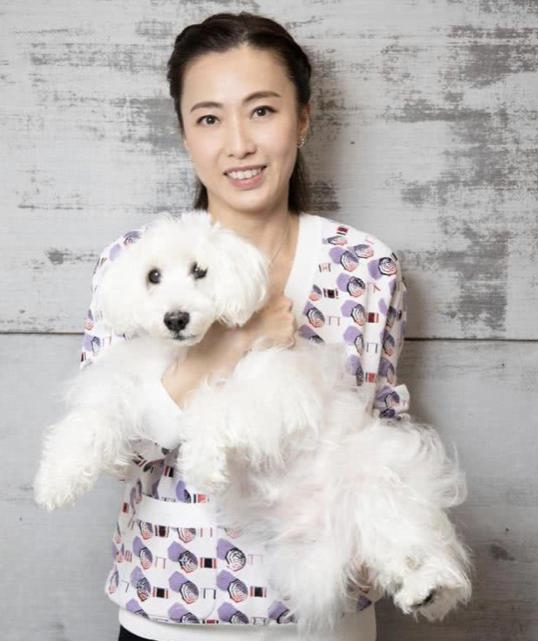 她是周星驰好友,她从娱记到香港女首富,甘比的上位之路堪称传奇