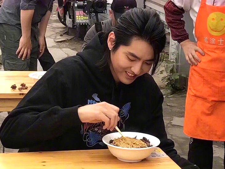 吴亦凡穿女装大红裙,跳着《大碗面》,居然没有丝毫娘气