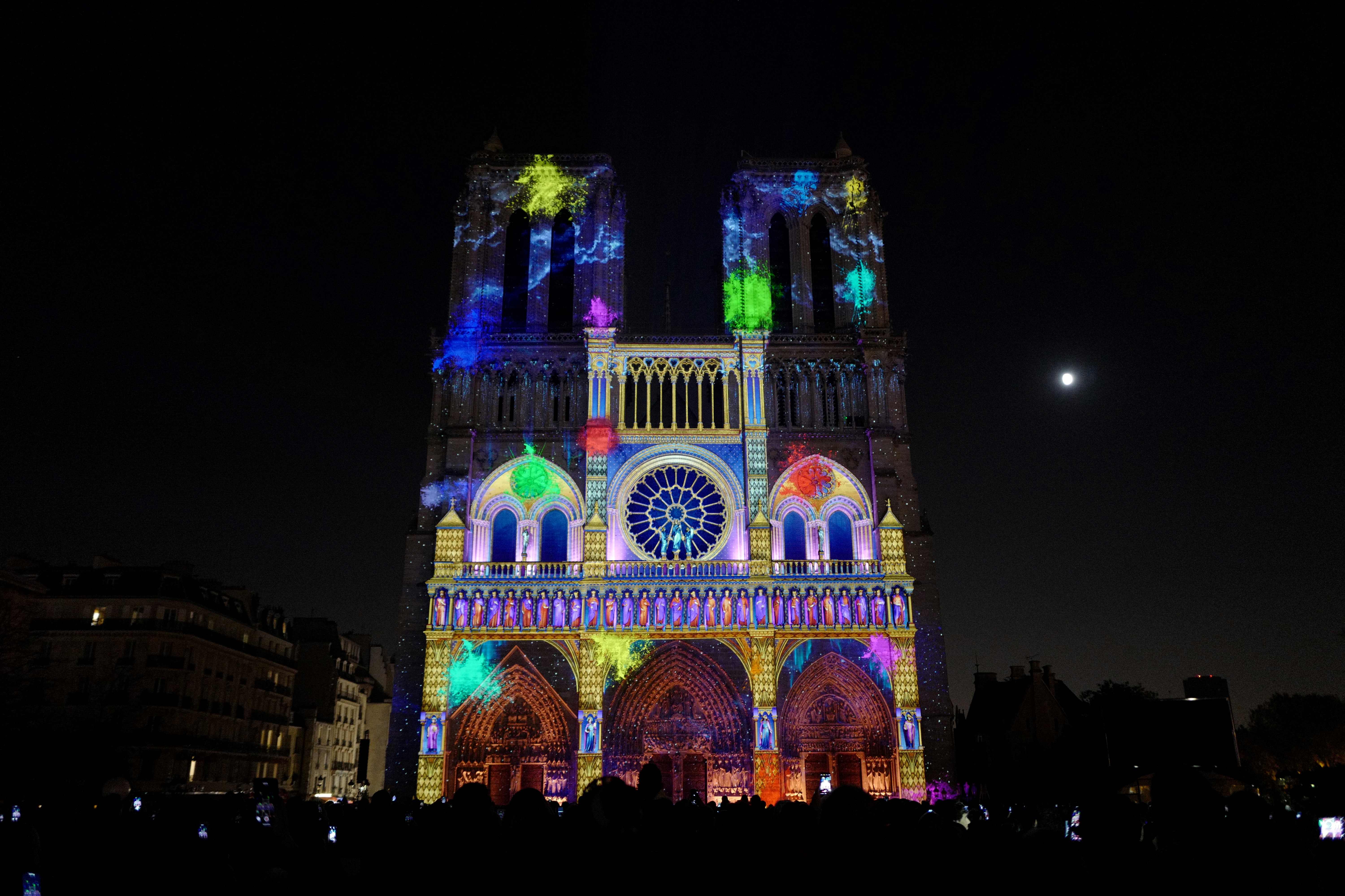 巴黎圣母院举办灯光秀