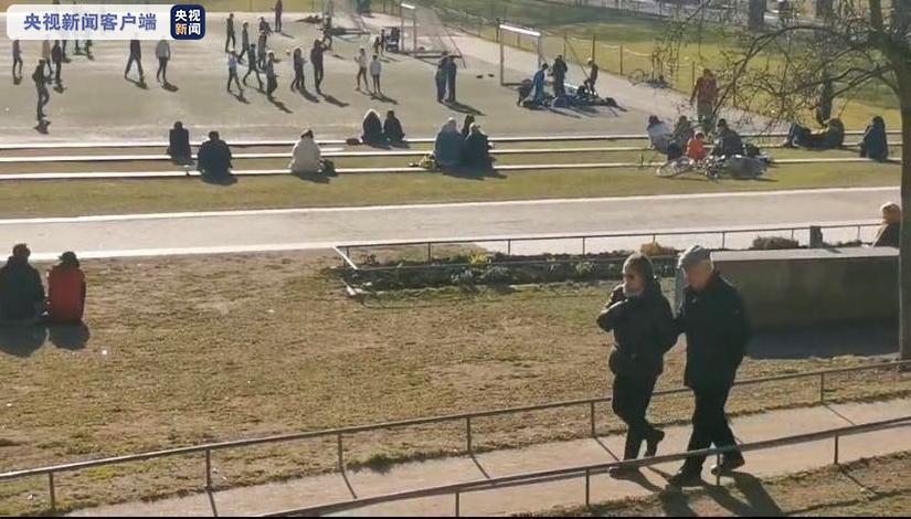 瑞典新增新冠肺炎确诊病例296例 街头公园人群仍聚集