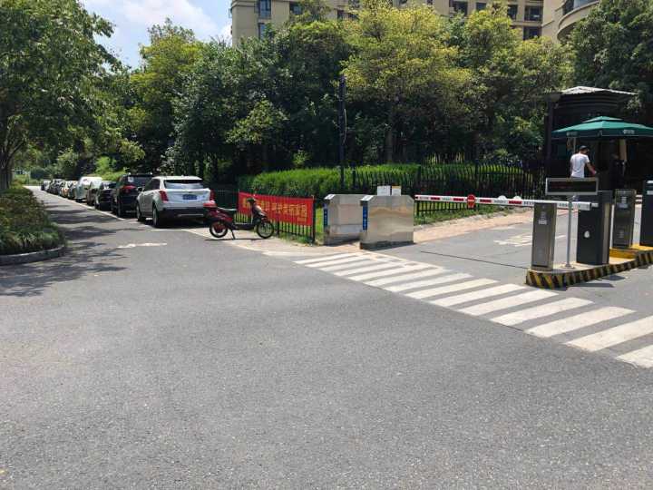 谁干的?杭州春江花月小区门口停车位上,30多辆私家车"破相"了