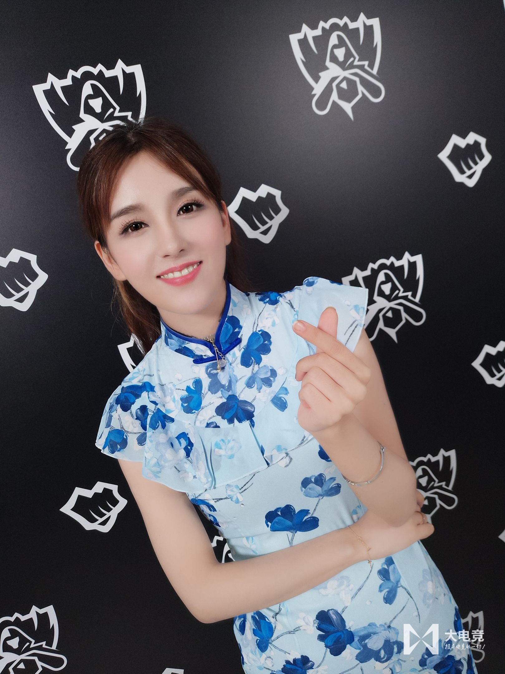 电竞女解说都爱穿旗袍了?余霜,rita,周淑怡三人都各有特点!