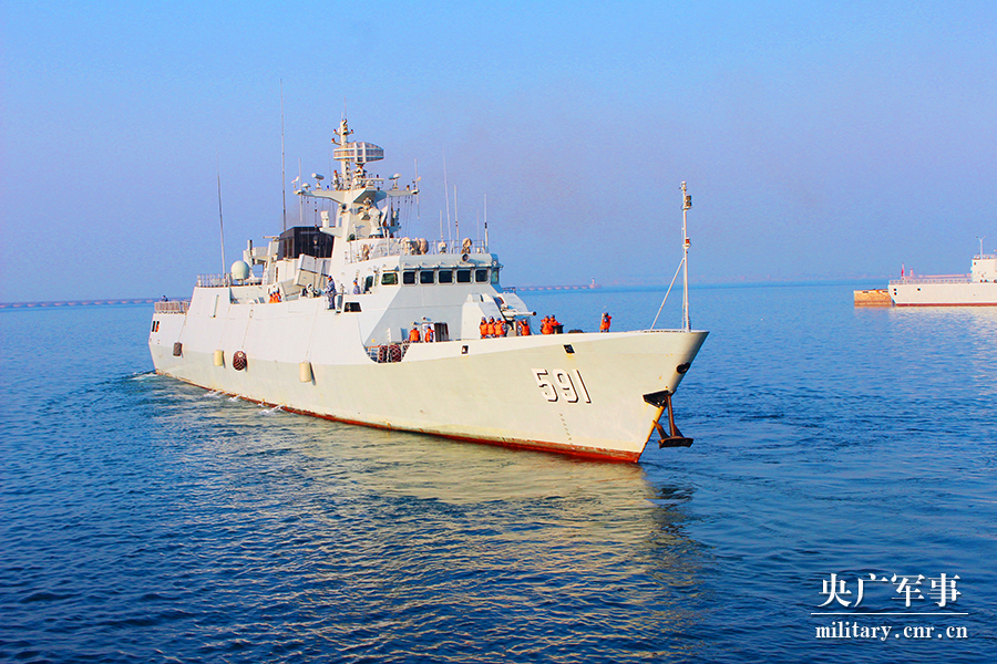 炮火呼啸!海军抚顺舰海上训练高燃画面曝光